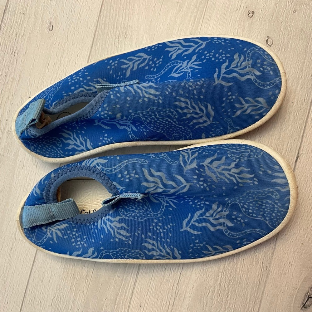 Cat and Jack‎ kids water shoes blue Little kids Size 9